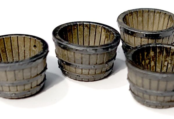 5 BAQUETS en BOIS pour EAU de PLUIE MONTÉS PEINTS, échelle O