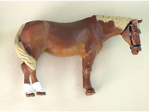 CHEVAL BRUN CLAIR TÊTE BASSE PEINT, échelle O