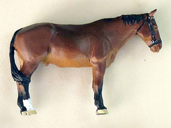 CHEVAL BRUN CLAIR TÊTE BASSE PEINT, échelle O