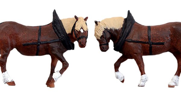 PAIRE de CHEVAUX de TRAIT LOURD à GRANDE CRINIÈRE PEINTS, échelle O