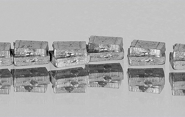 ENSEMBLE de PETITES VALISES MÉTAL BLANC, échelle HO, France