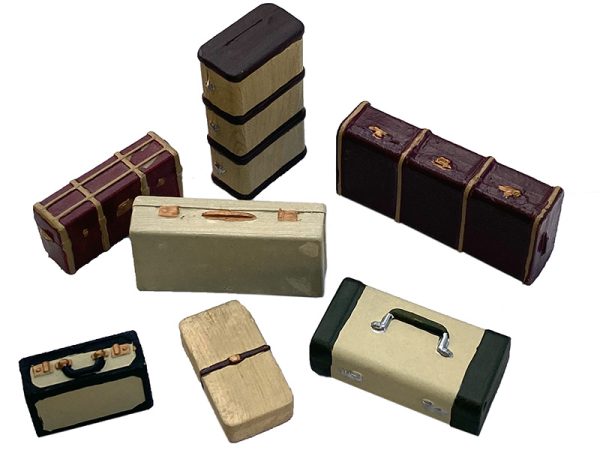 7 MALLES & VALISES PEINTES MÉTAL BLANC, échelle O, France